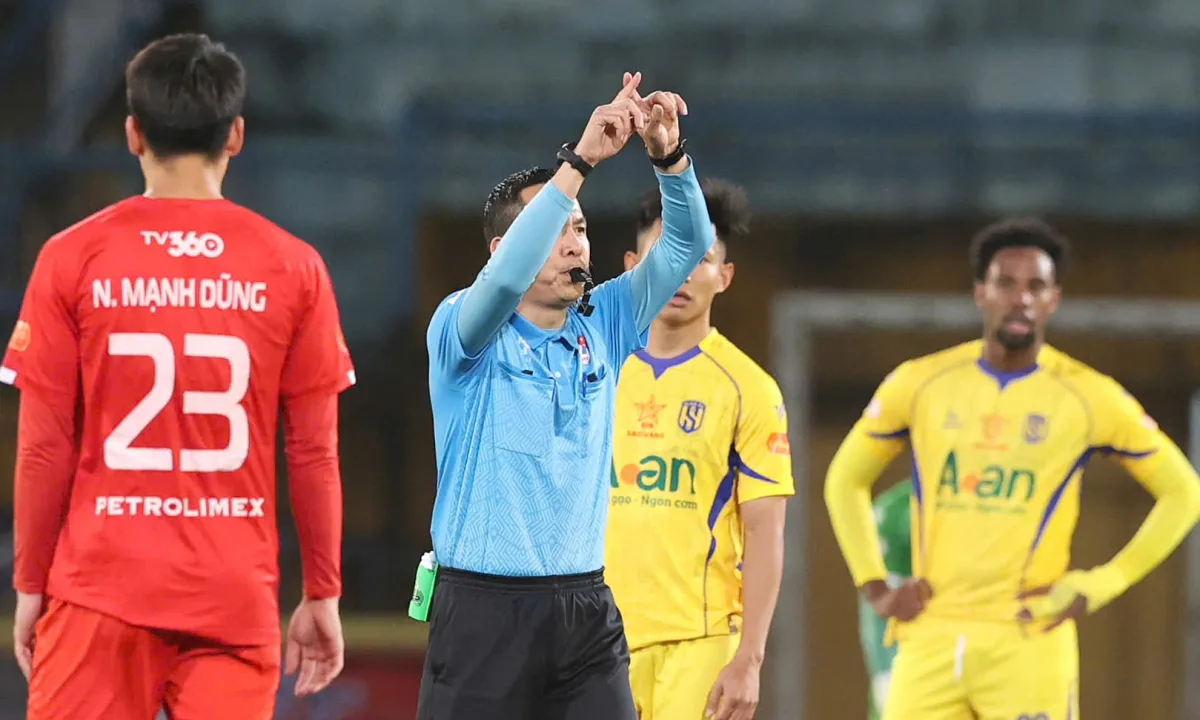 Thể Công bức xúc vì mất bàn thắng và phạt đền ở trận thua SLNA