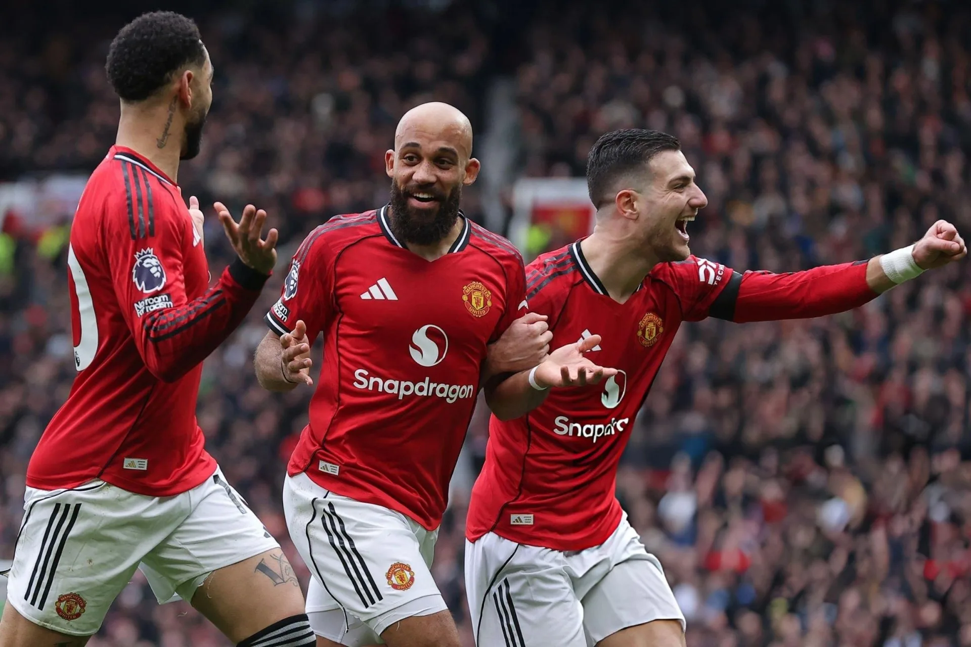 Tottenham vỡ trận vì thẻ đỏ, Man Utd nối dài mạch chiến thắng